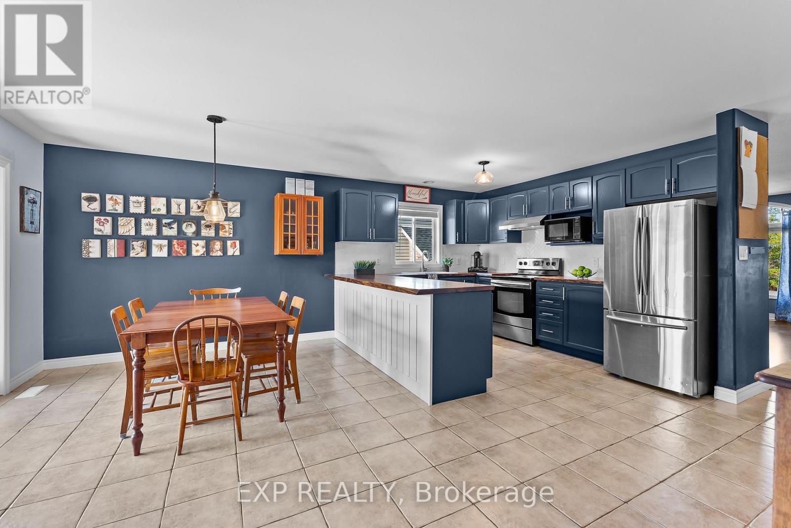 8 Lindan Street, West Lincoln (Smithville), ON - Indoor Photo Showing Kitchen
