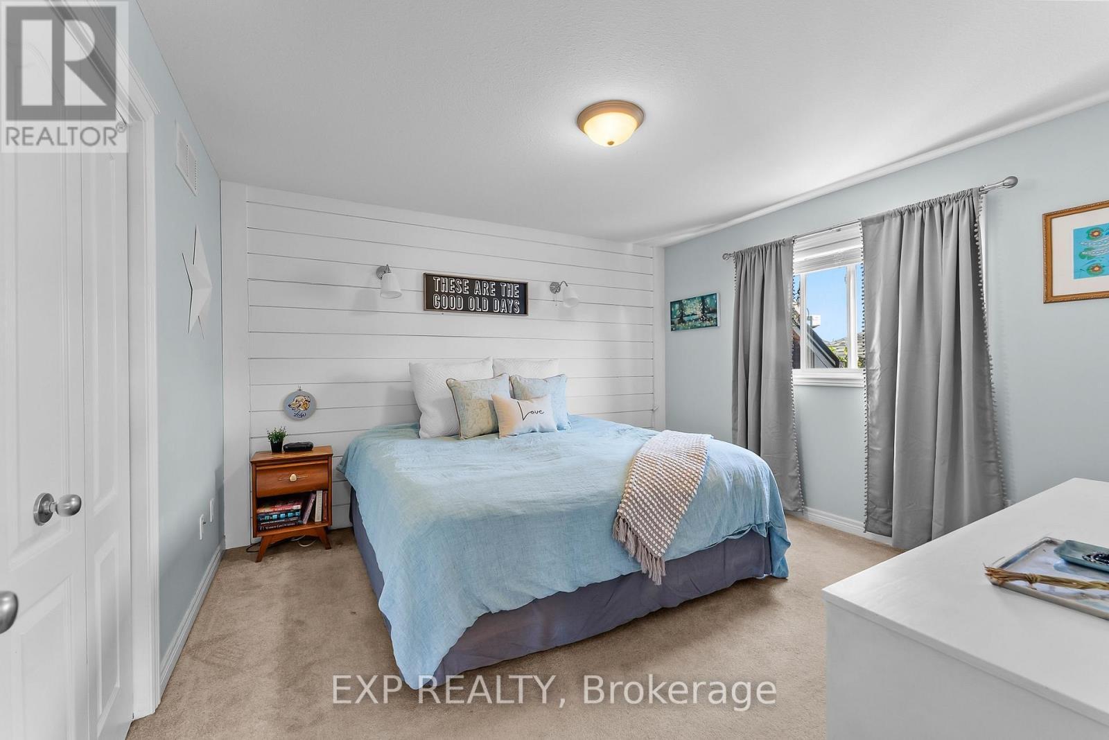 8 Lindan Street, West Lincoln (Smithville), ON - Indoor Photo Showing Bedroom