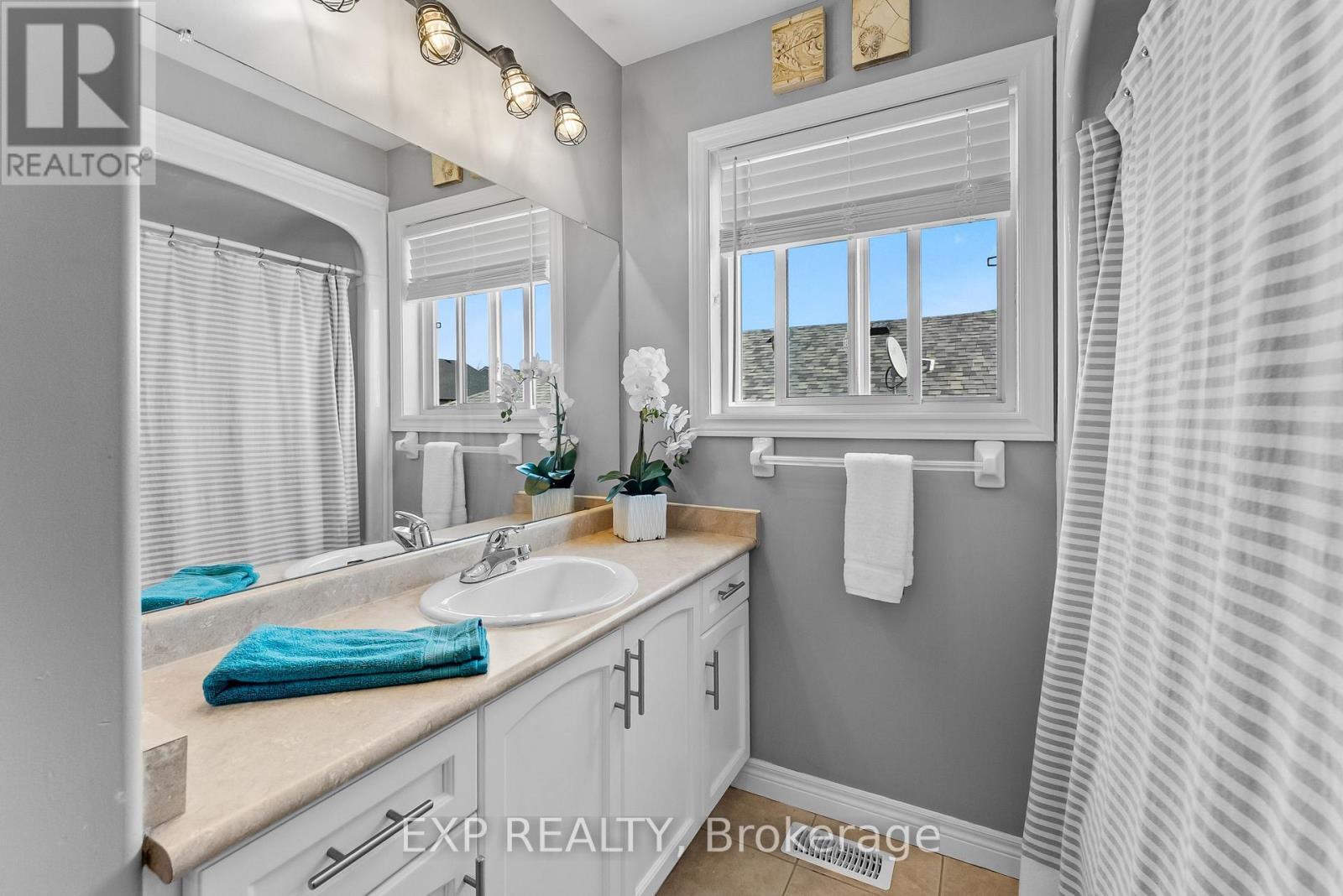 8 Lindan Street, West Lincoln (Smithville), ON - Indoor Photo Showing Bathroom