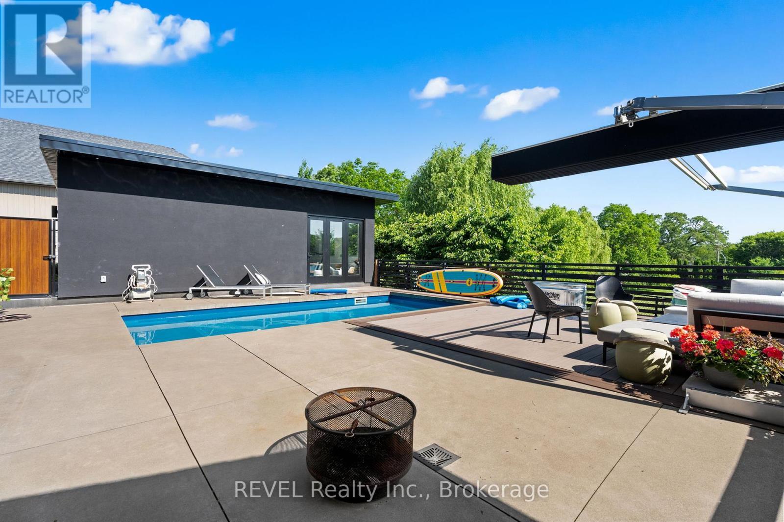3543 King Street, Lincoln (Escarpment), ON - Outdoor With In Ground Pool