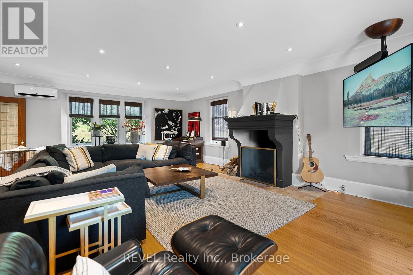 3543 King Street, Lincoln (Escarpment), ON - Indoor Photo Showing Living Room With Fireplace