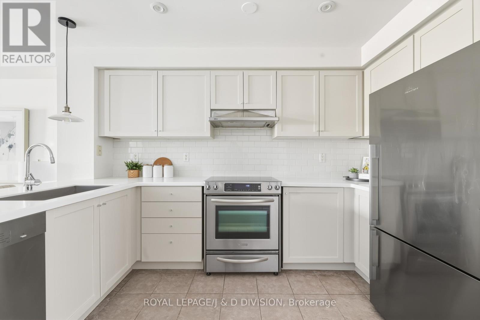 Plenty of kitchen storage - 1 - 120 Strachan Avenue, Toronto, ON - Indoor Photo Showing Kitchen With Stainless Steel Kitchen With Upgraded Kitchen