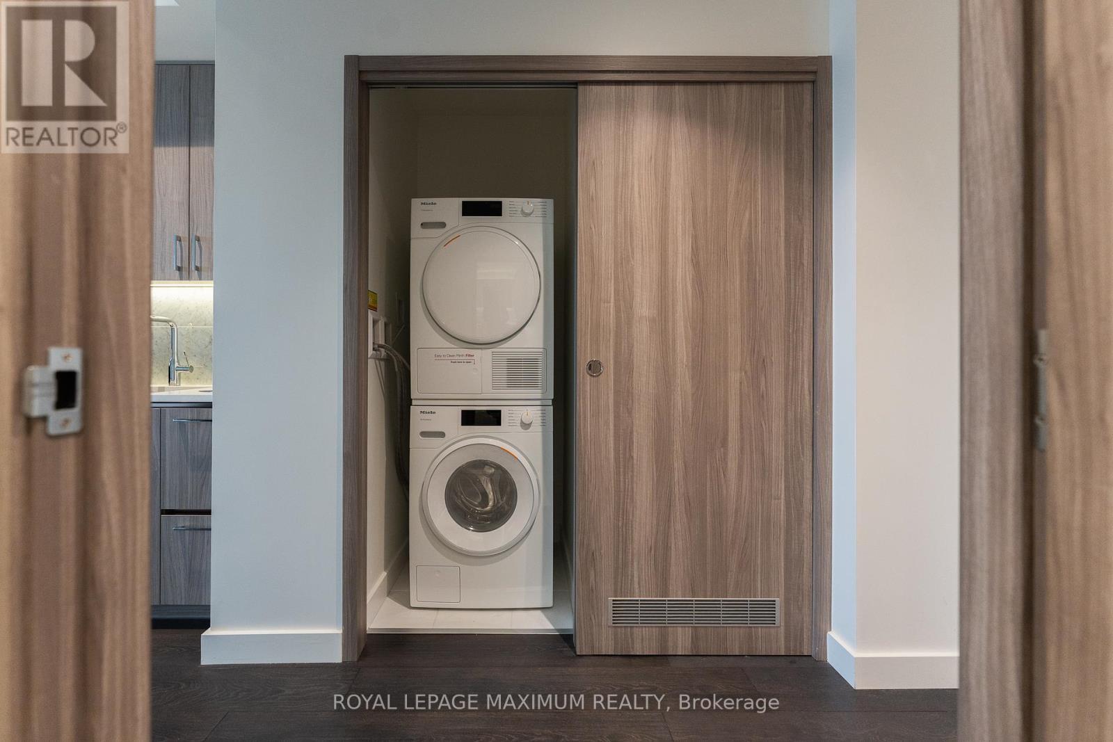 502 - 95 Mcmahon Drive, Toronto, ON - Indoor Photo Showing Laundry Room