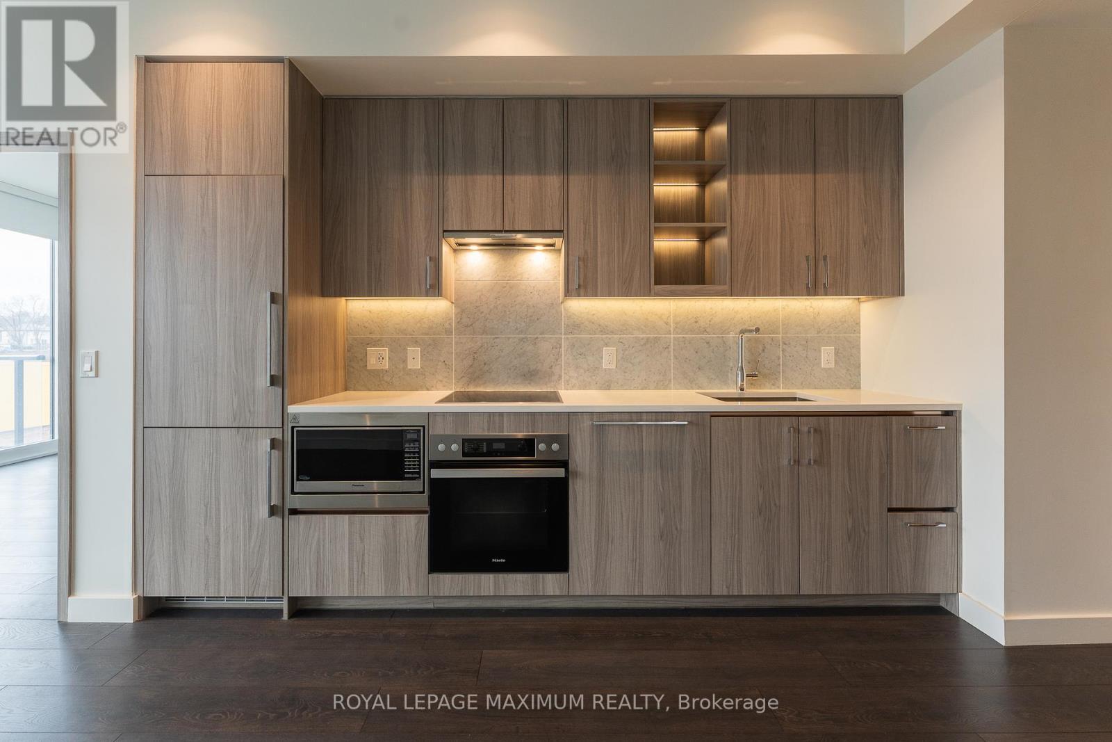 502 - 95 Mcmahon Drive, Toronto, ON - Indoor Photo Showing Kitchen