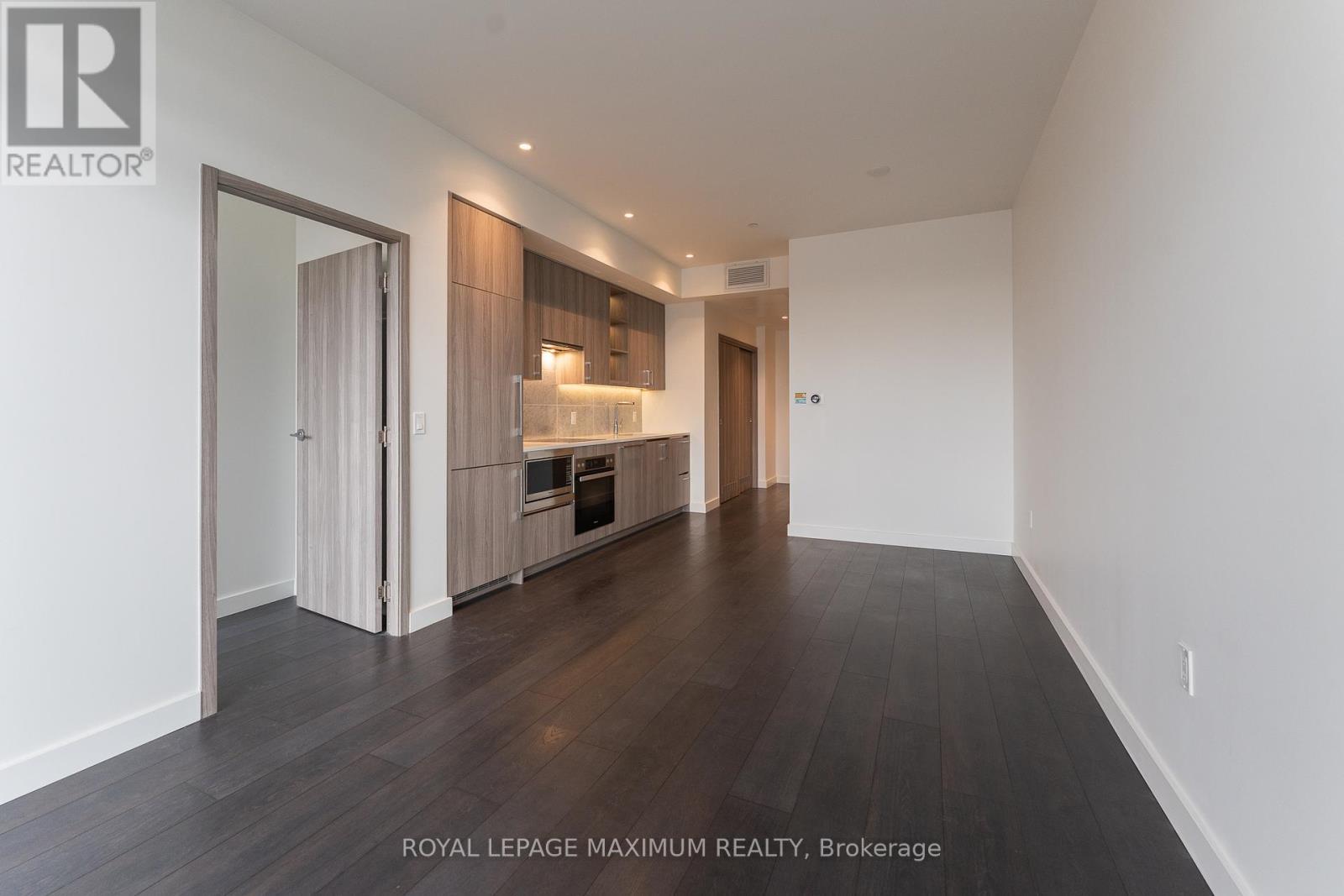502 - 95 Mcmahon Drive, Toronto, ON - Indoor