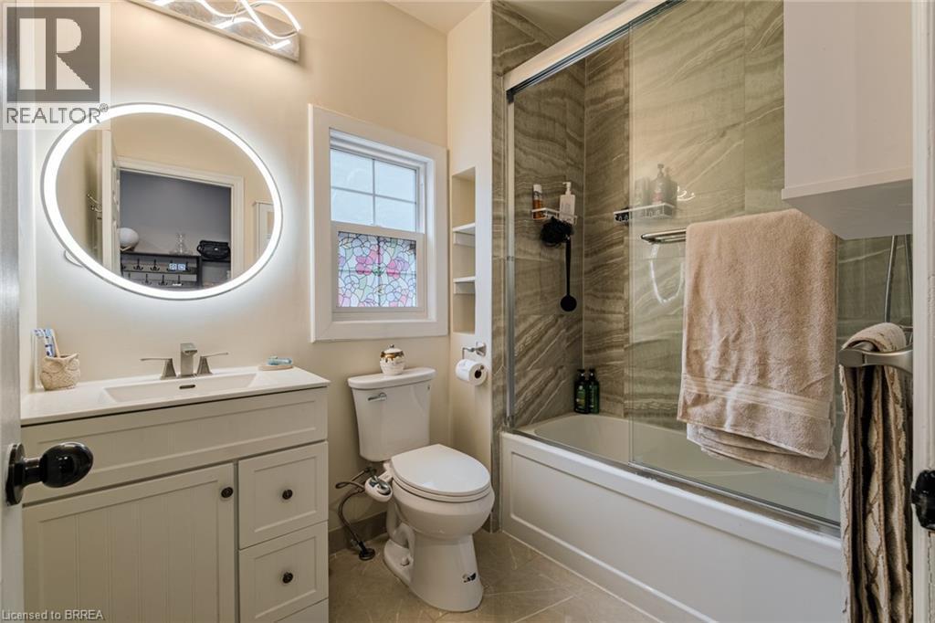 2104 Governors Road, Hamilton, ON - Indoor Photo Showing Bathroom