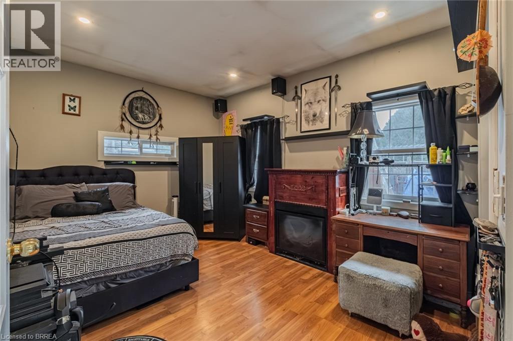 2104 Governors Road, Hamilton, ON - Indoor Photo Showing Bedroom