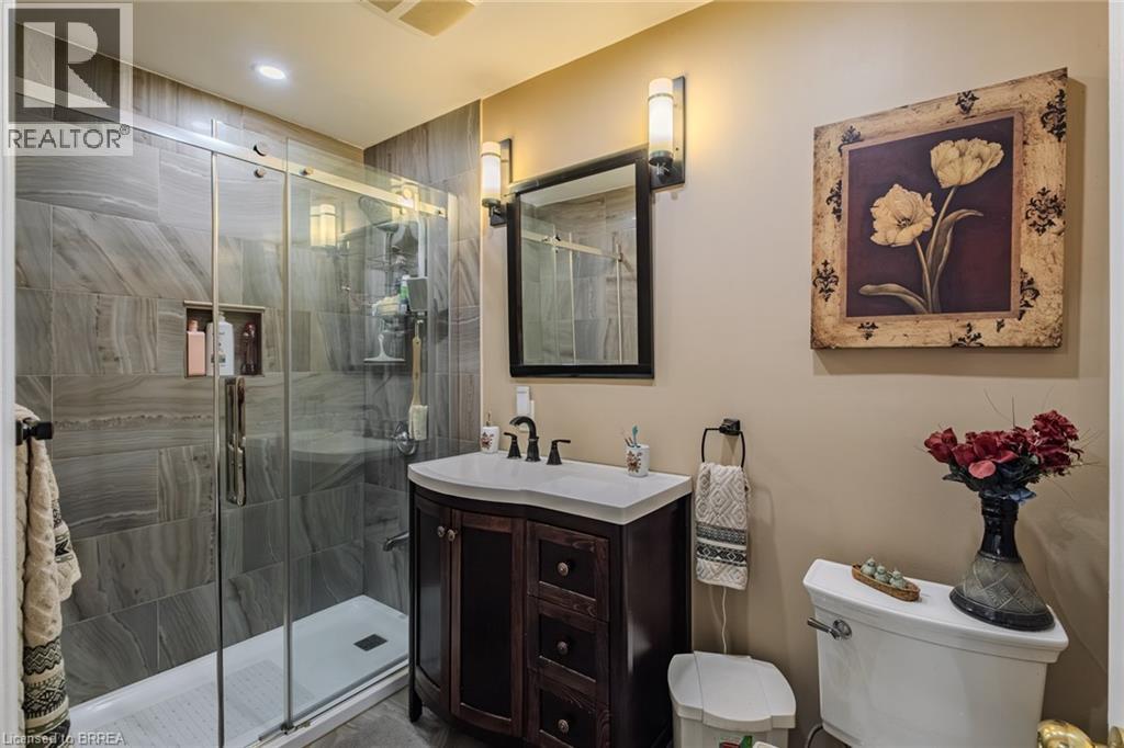 2104 Governors Road, Hamilton, ON - Indoor Photo Showing Bathroom