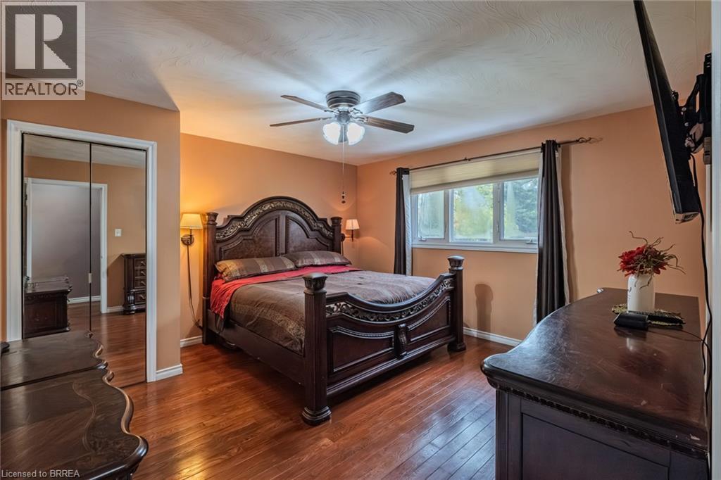 2104 Governors Road, Hamilton, ON - Indoor Photo Showing Bedroom