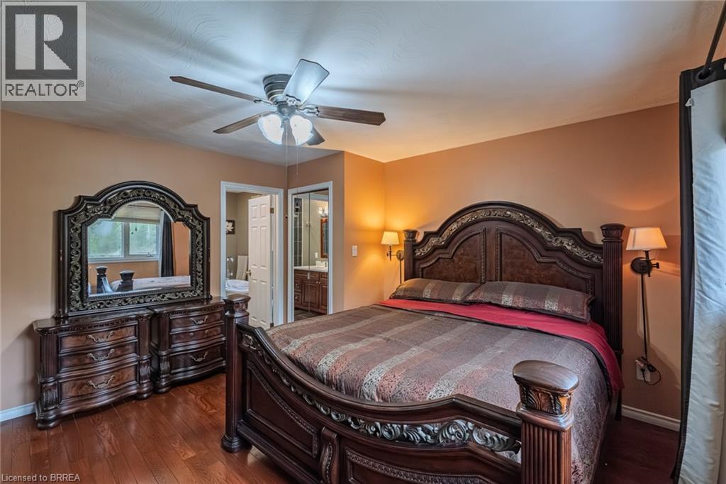 2104 Governors Road, Hamilton, ON - Indoor Photo Showing Bedroom