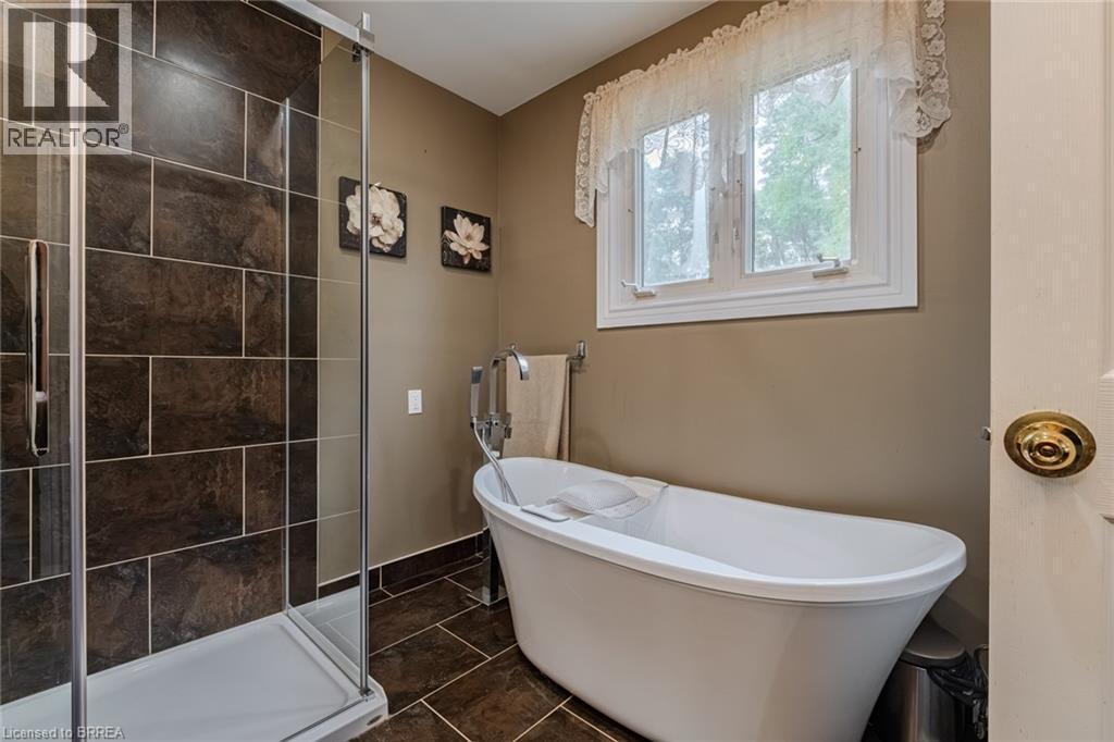 2104 Governors Road, Hamilton, ON - Indoor Photo Showing Bathroom