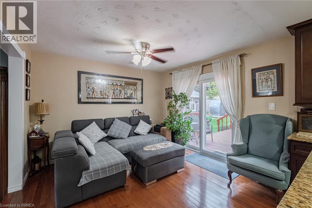 2104 Governors Road, Hamilton, ON - Indoor Photo Showing Living Room