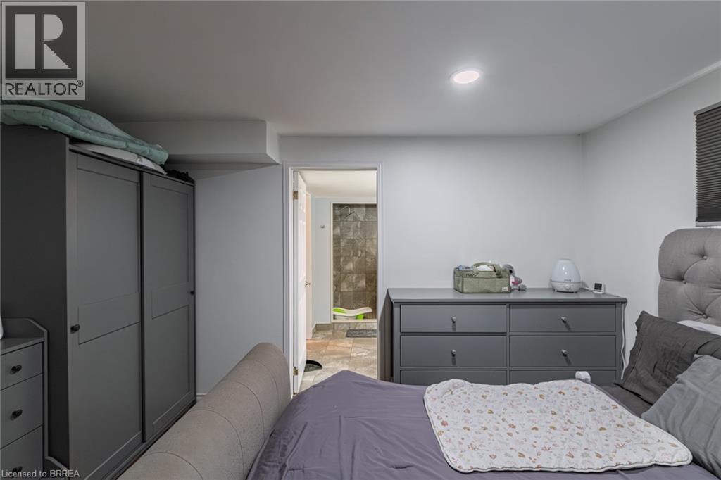 2104 Governors Road, Hamilton, ON - Indoor Photo Showing Bedroom