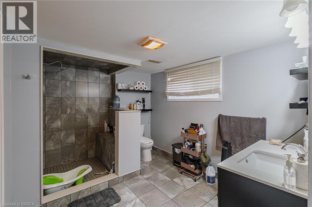 2104 Governors Road, Hamilton, ON - Indoor Photo Showing Bathroom