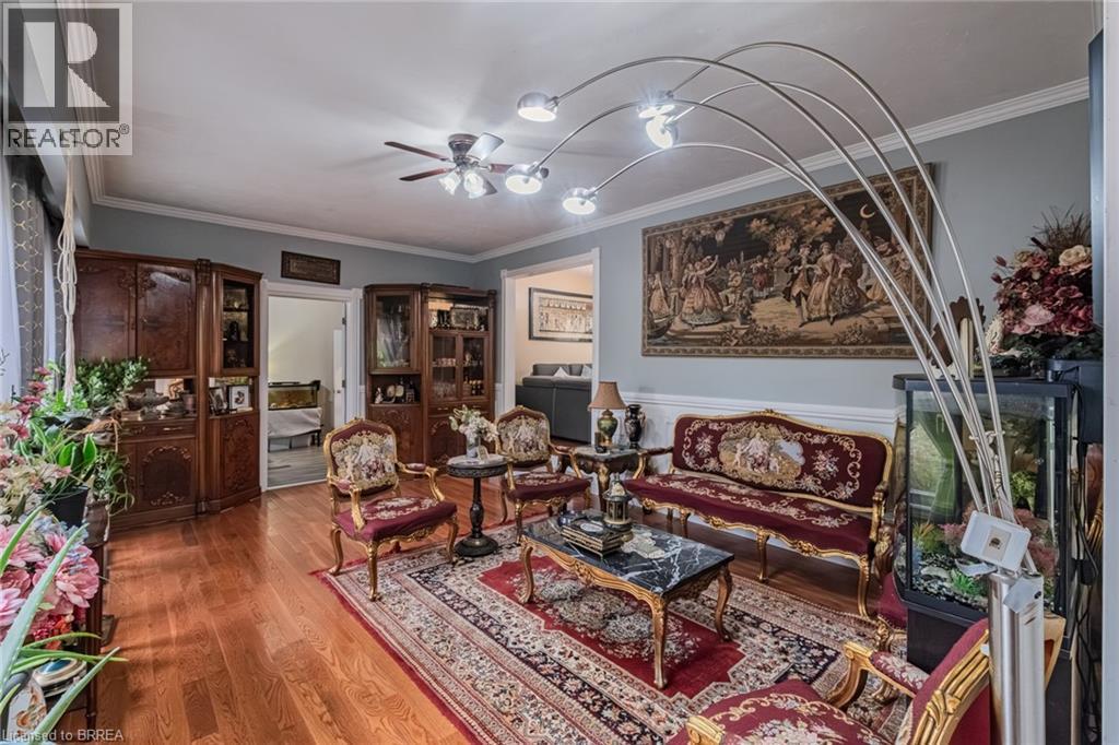 2104 Governors Road, Hamilton, ON - Indoor Photo Showing Living Room