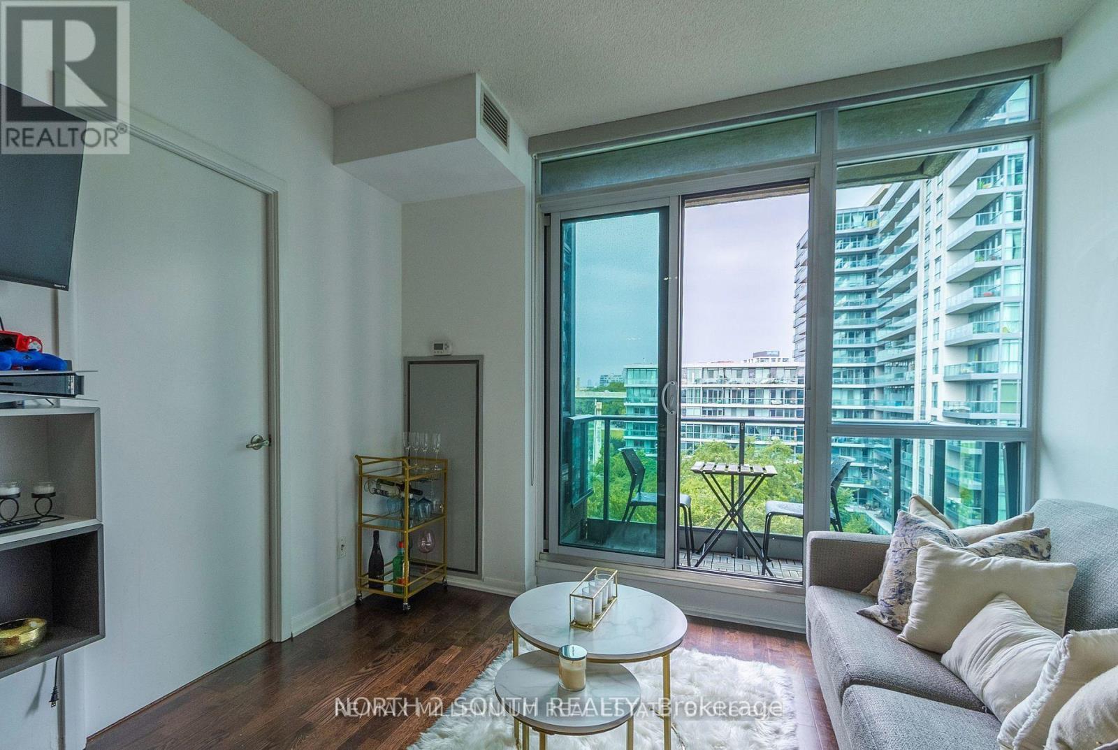 712 - 215 Fort York Boulevard, Toronto, ON - Indoor Photo Showing Living Room