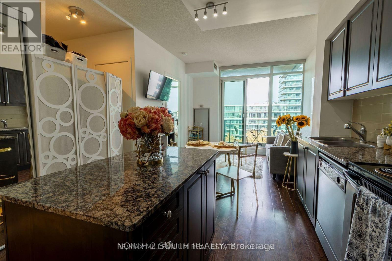 712 - 215 Fort York Boulevard, Toronto, ON - Indoor Photo Showing Kitchen With Double Sink With Upgraded Kitchen