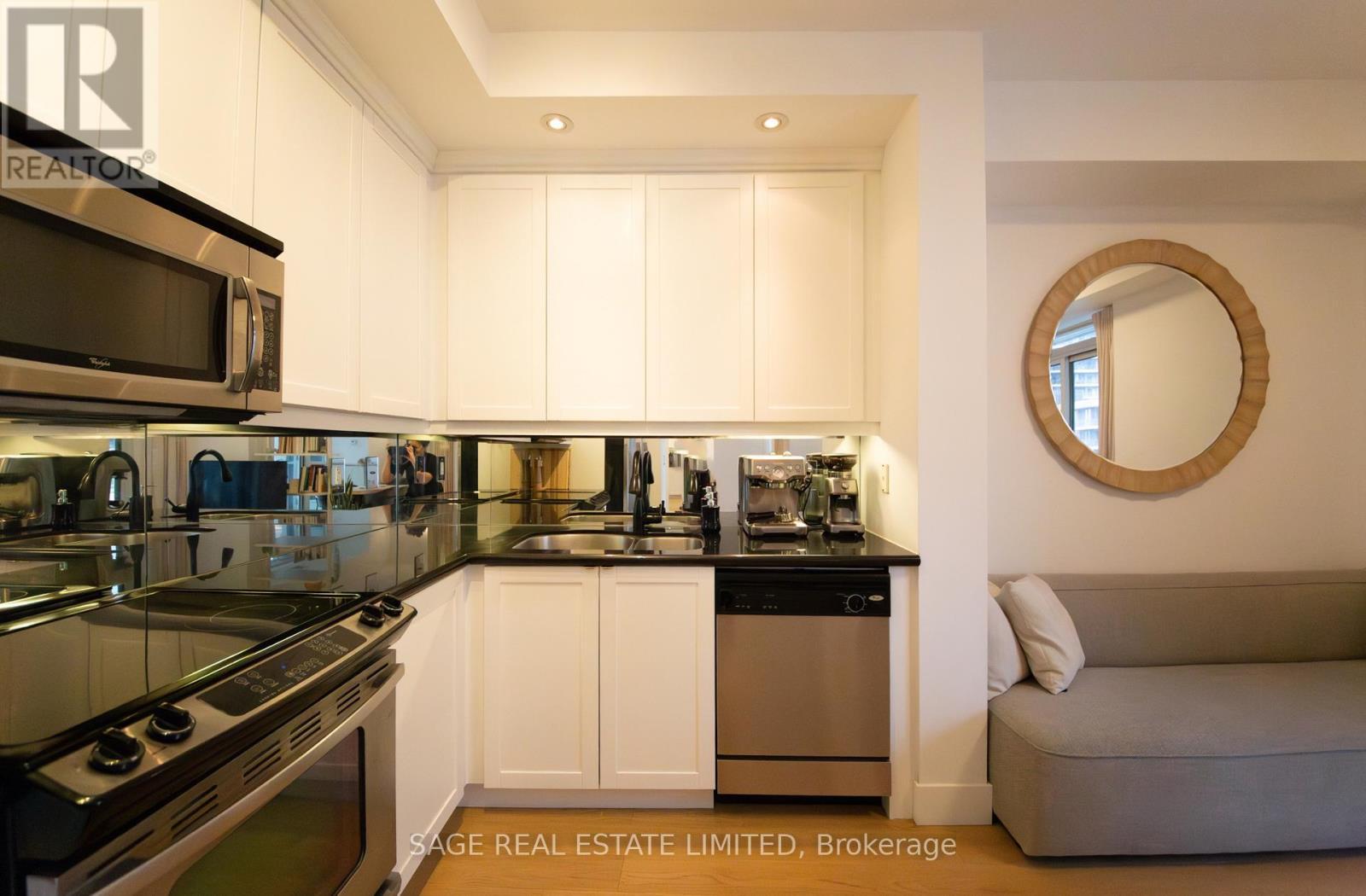 516 - 628 Fleet Street, Toronto, ON - Indoor Photo Showing Kitchen