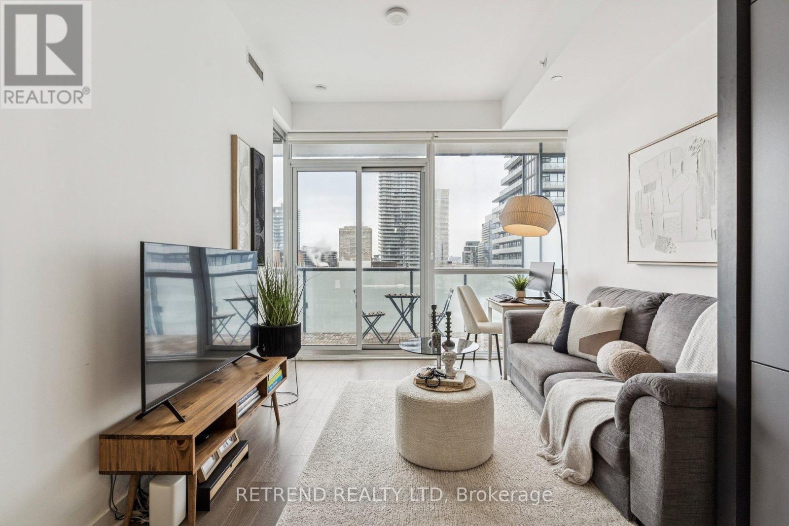 3006 - 15 Grenville Street, Toronto, ON - Indoor Photo Showing Living Room