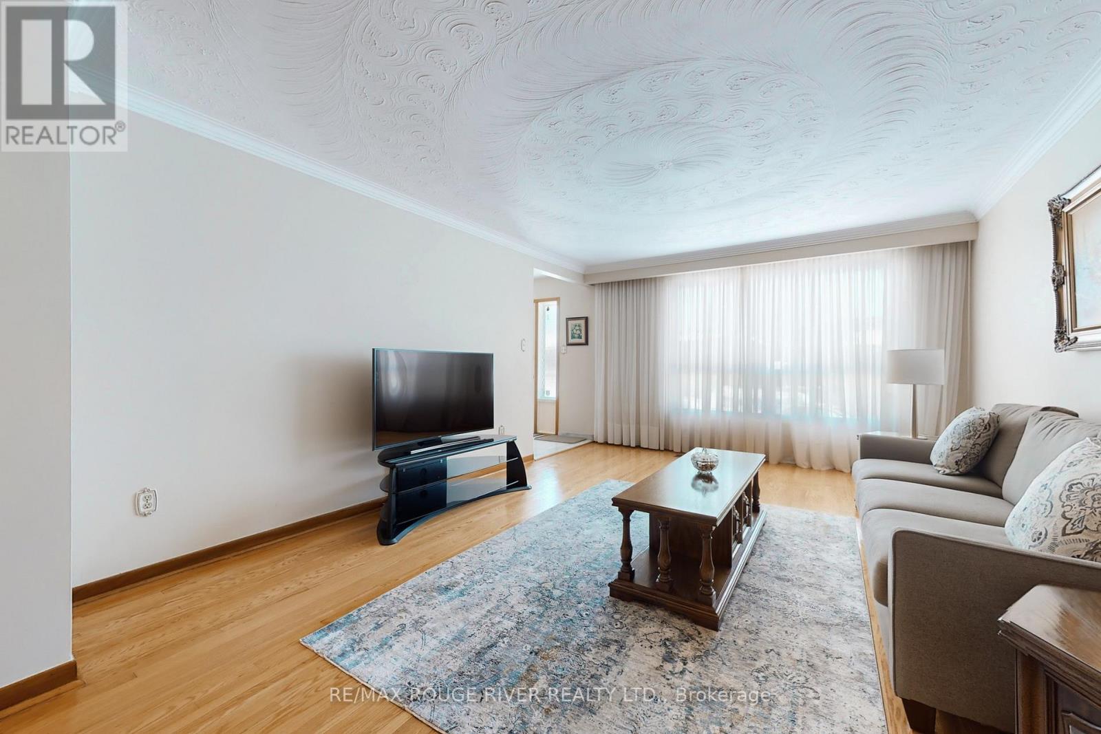 224 Fairglen Avenue, Toronto, ON - Indoor Photo Showing Living Room