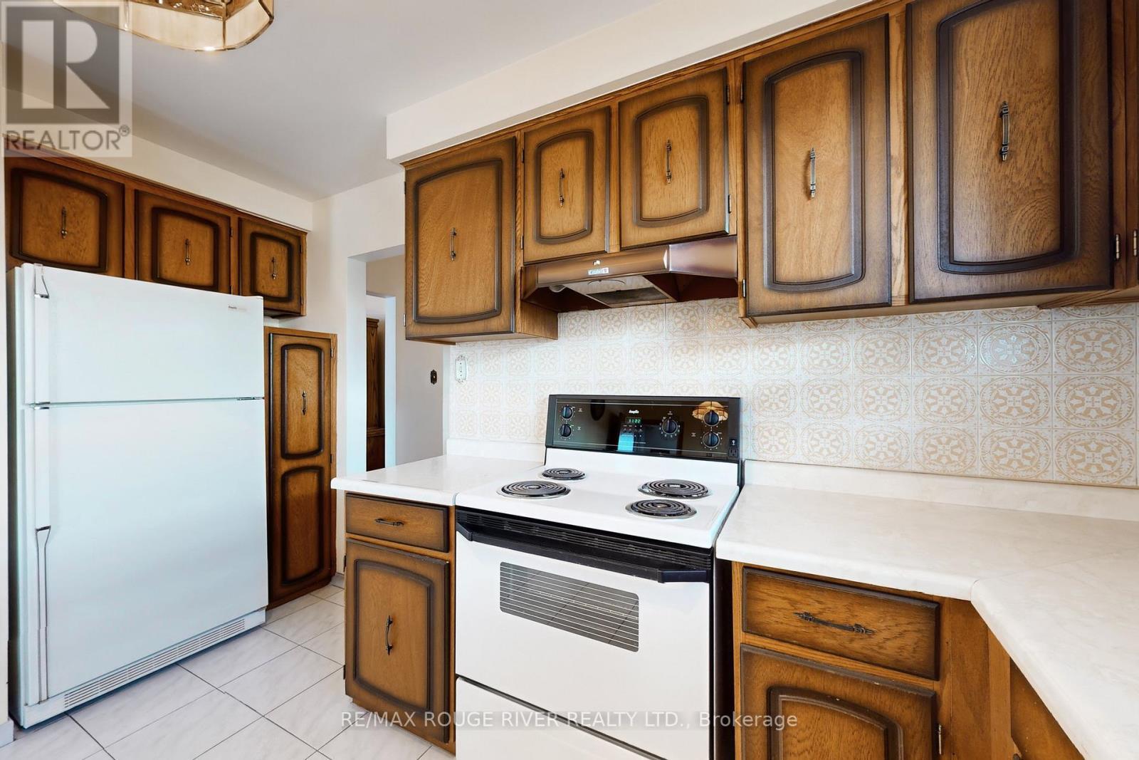 224 Fairglen Avenue, Toronto, ON - Indoor Photo Showing Kitchen