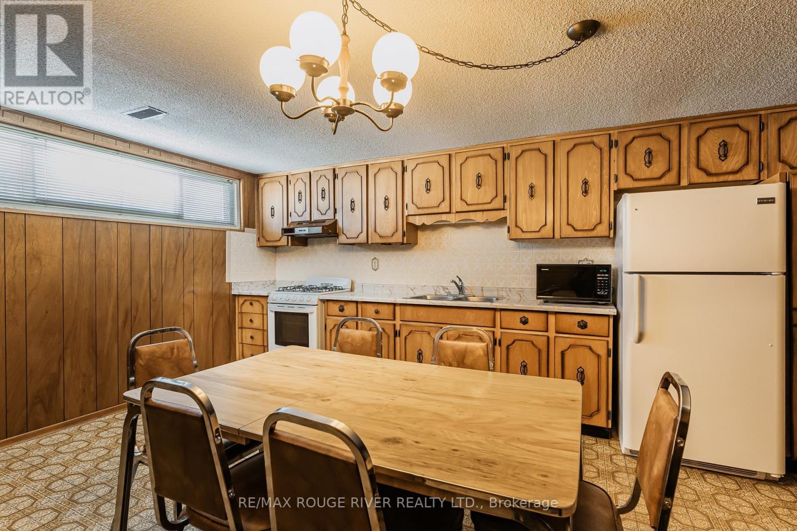 224 Fairglen Avenue, Toronto, ON - Indoor