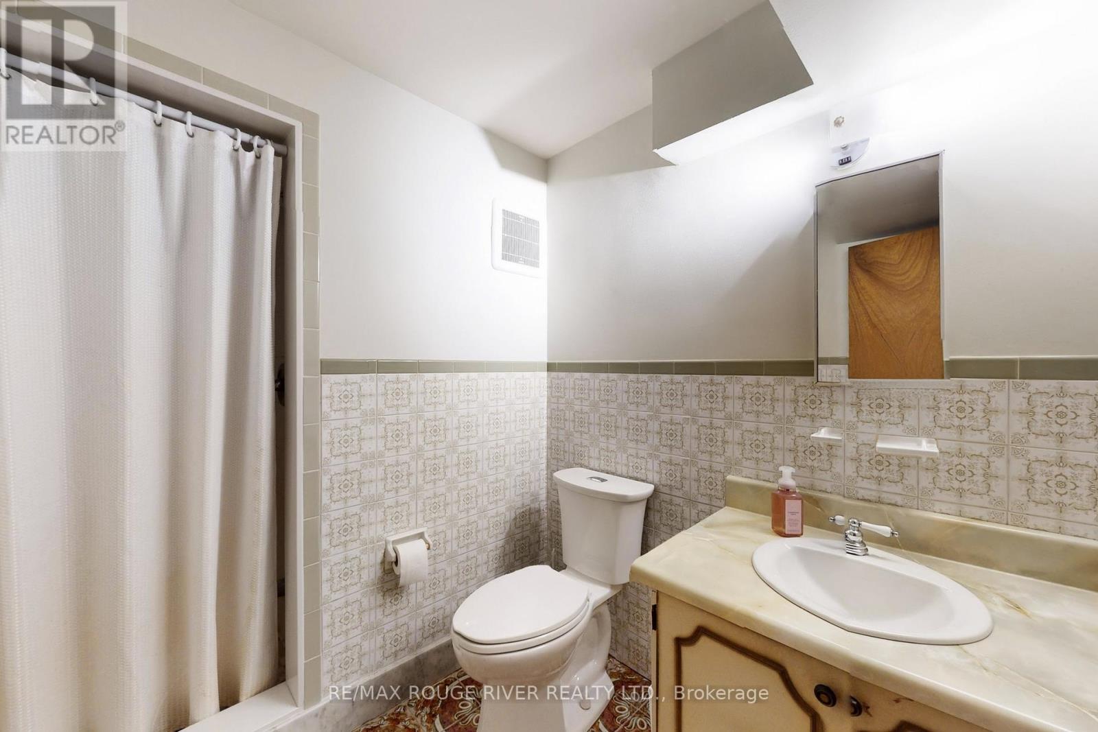 224 Fairglen Avenue, Toronto, ON - Indoor Photo Showing Bathroom