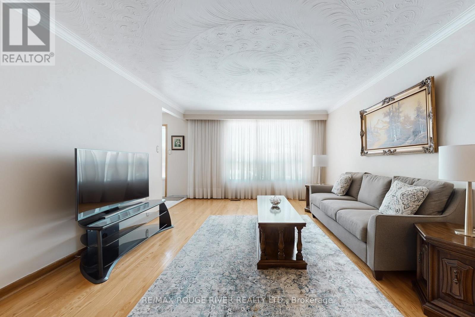 224 Fairglen Avenue, Toronto, ON - Indoor Photo Showing Living Room