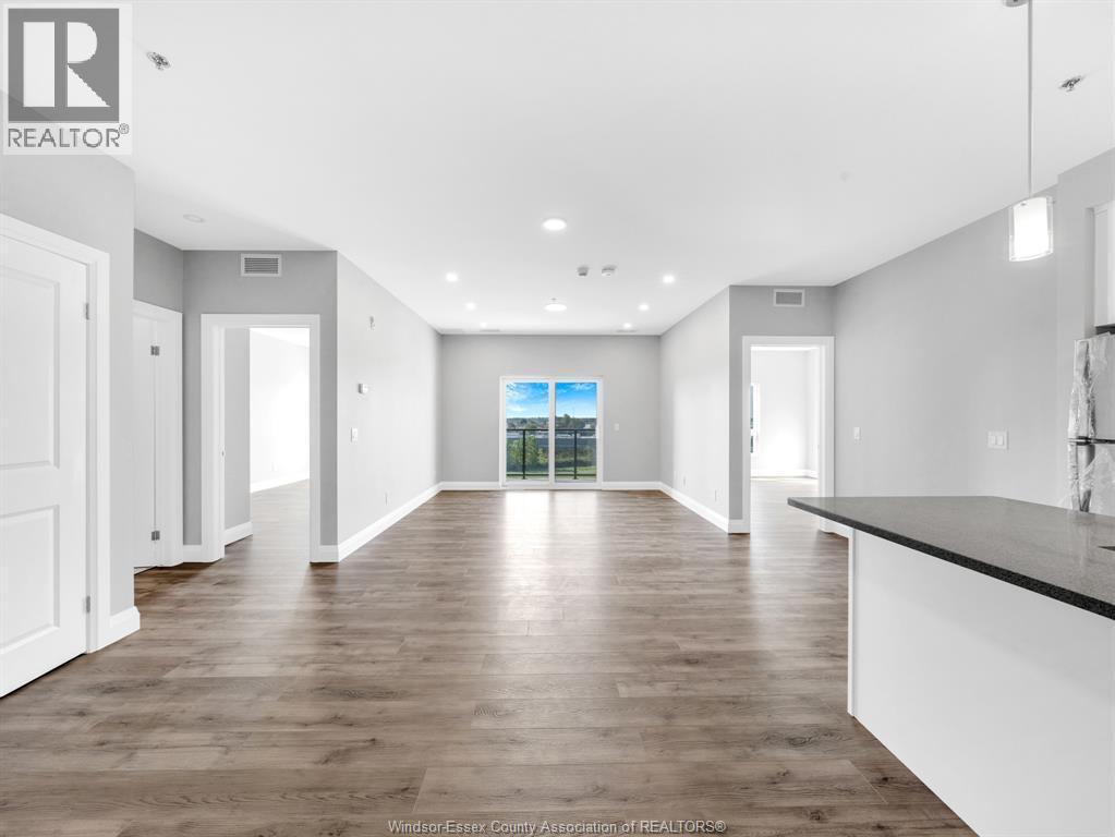 4785 Walker Road Unit# 604, Windsor, ON - Indoor Photo Showing Living Room