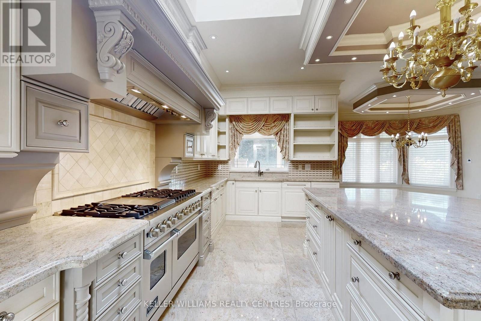 33 Maple Grove Avenue, Richmond Hill, ON - Indoor Photo Showing Kitchen With Upgraded Kitchen