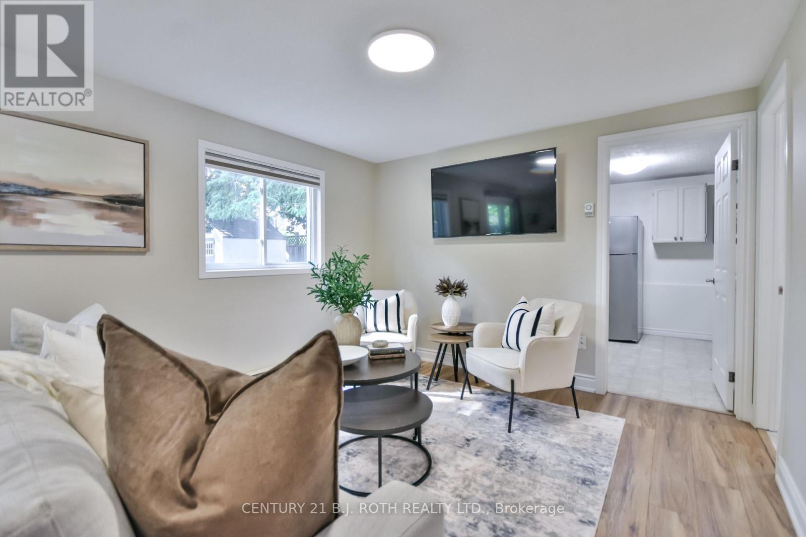 49 Ridgeway Avenue, Barrie, ON - Indoor Photo Showing Living Room
