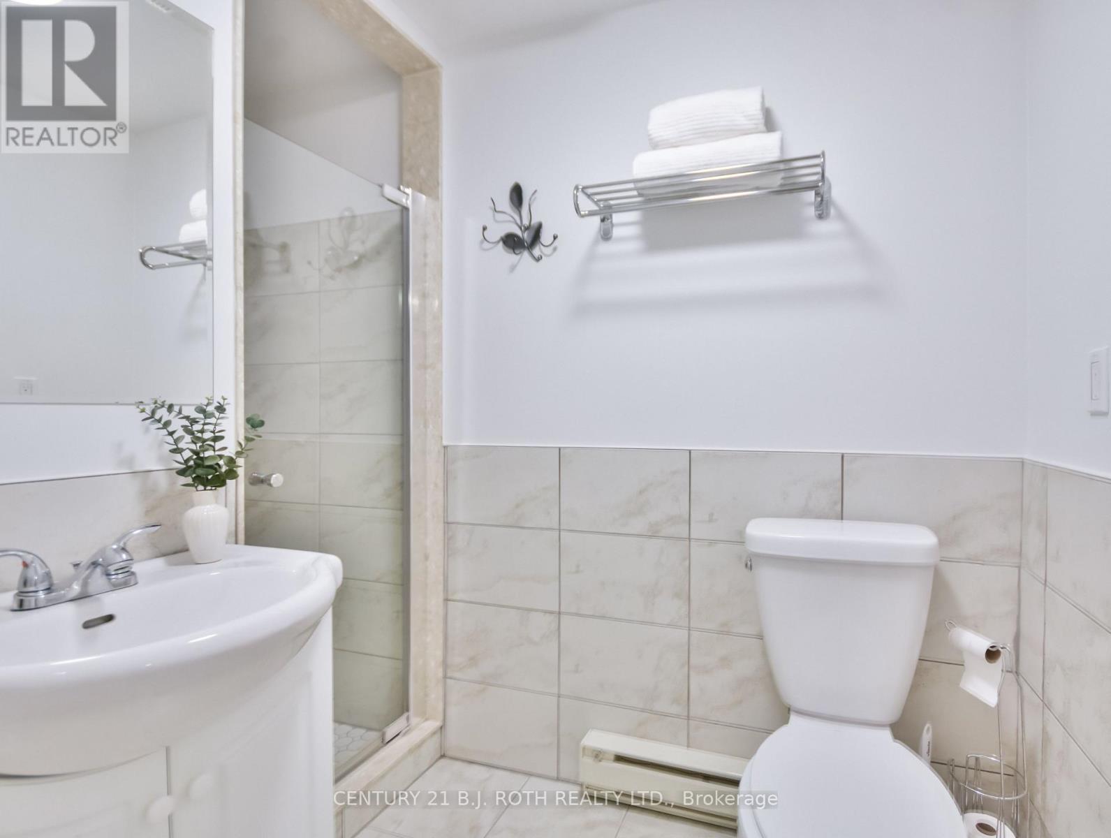 49 Ridgeway Avenue, Barrie, ON - Indoor Photo Showing Bathroom