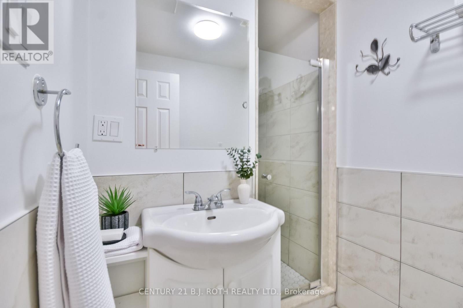 49 Ridgeway Avenue, Barrie, ON - Indoor Photo Showing Bathroom