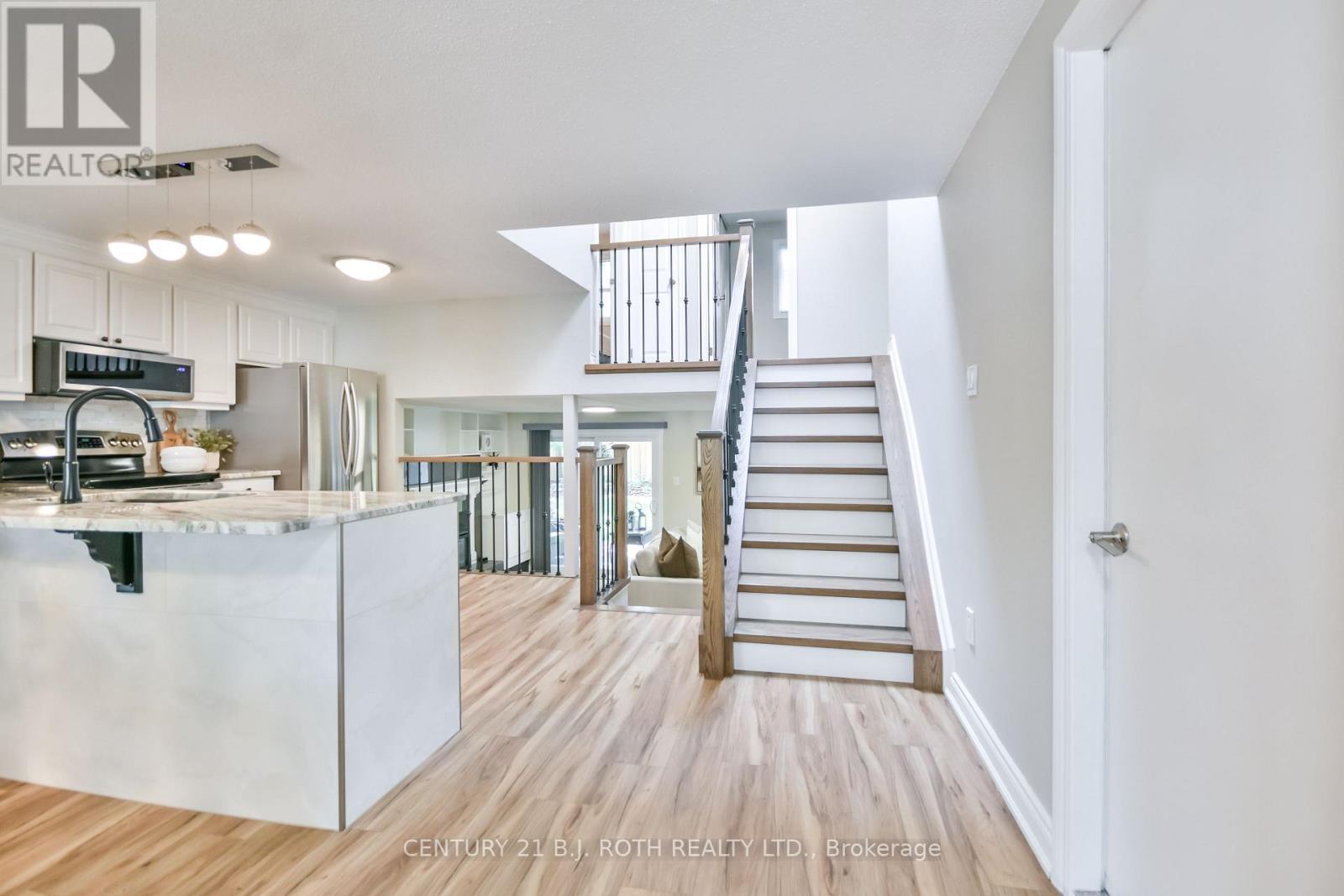 49 Ridgeway Avenue, Barrie, ON - Indoor Photo Showing Kitchen