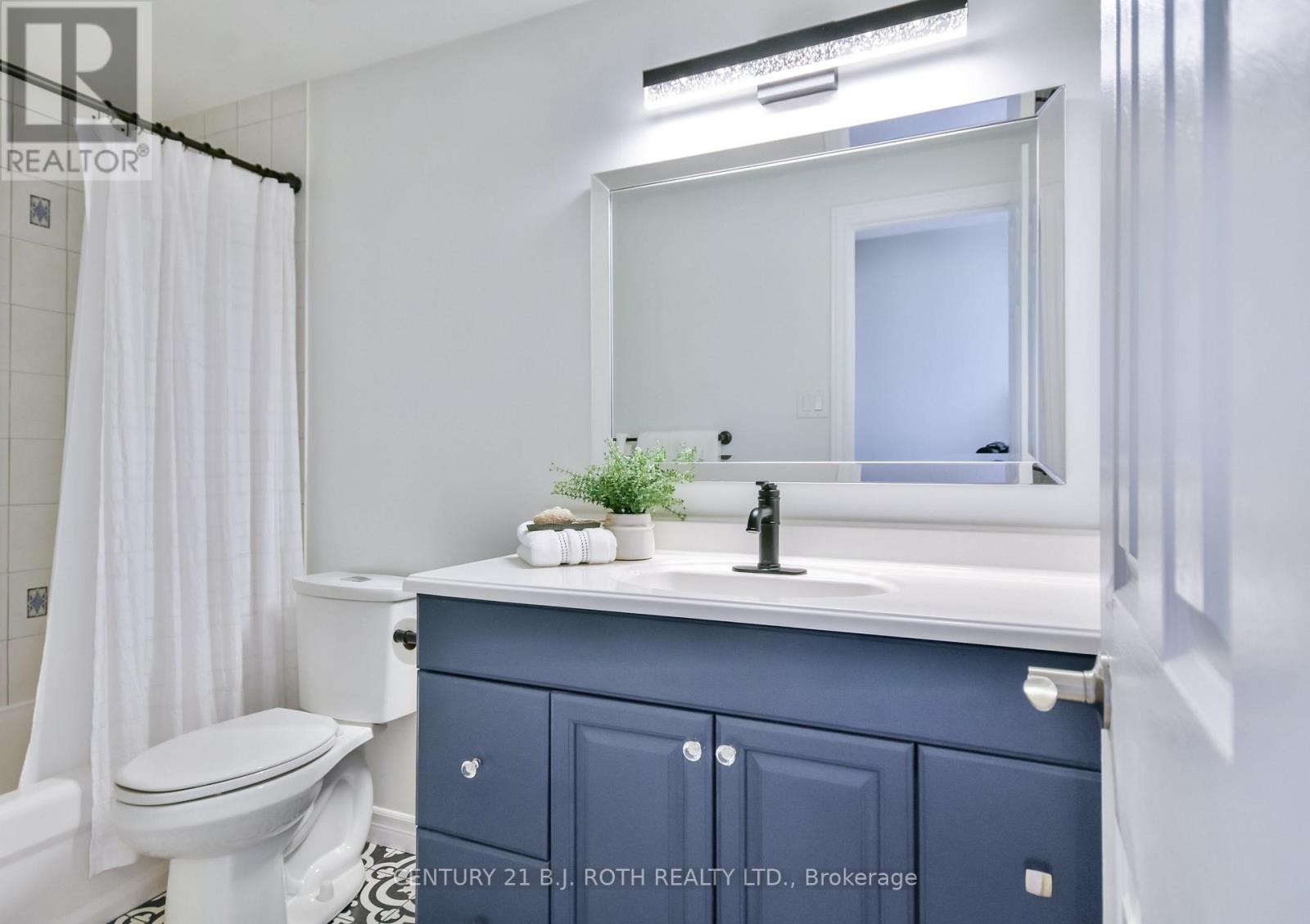 49 Ridgeway Avenue, Barrie, ON - Indoor Photo Showing Bathroom