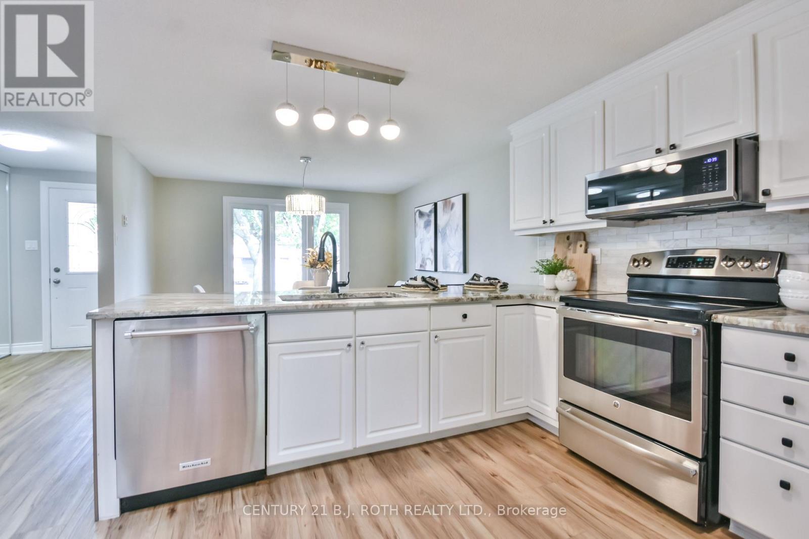 49 Ridgeway Avenue, Barrie, ON - Indoor Photo Showing Kitchen With Upgraded Kitchen