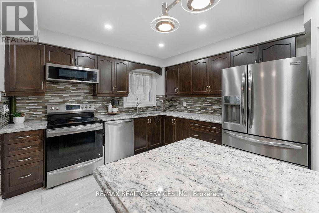 12 Nuttall Street, Brampton, ON - Indoor Photo Showing Kitchen With Stainless Steel Kitchen With Upgraded Kitchen