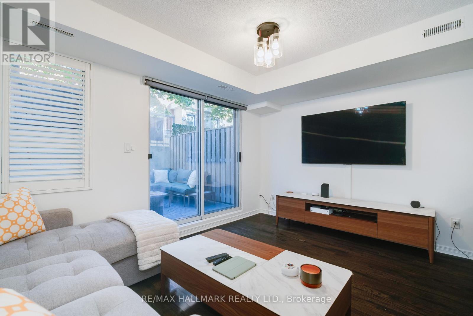 113 - 20 Foundry Avenue, Toronto, ON - Indoor Photo Showing Living Room