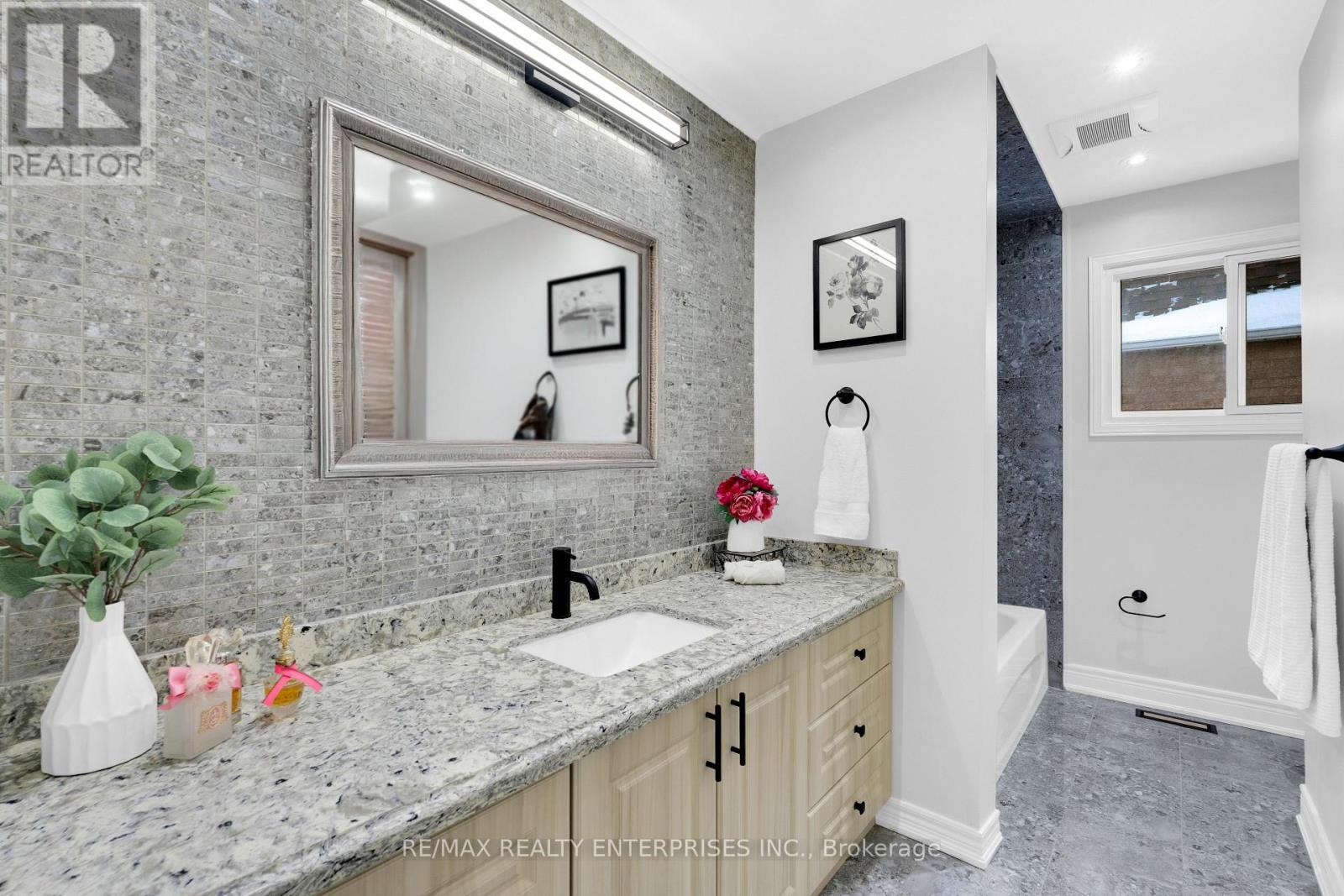 25 Porteous Circle, Brampton, ON - Indoor Photo Showing Bathroom
