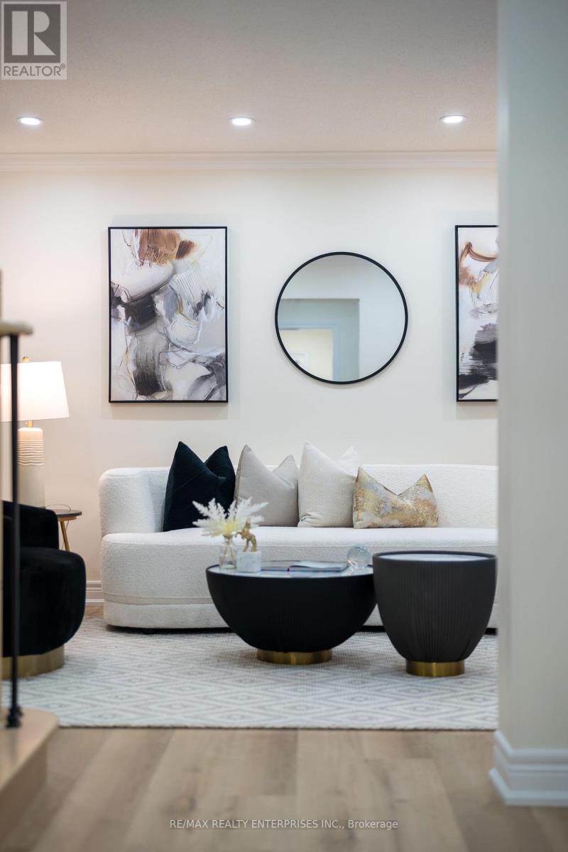 25 Porteous Circle, Brampton, ON - Indoor Photo Showing Living Room