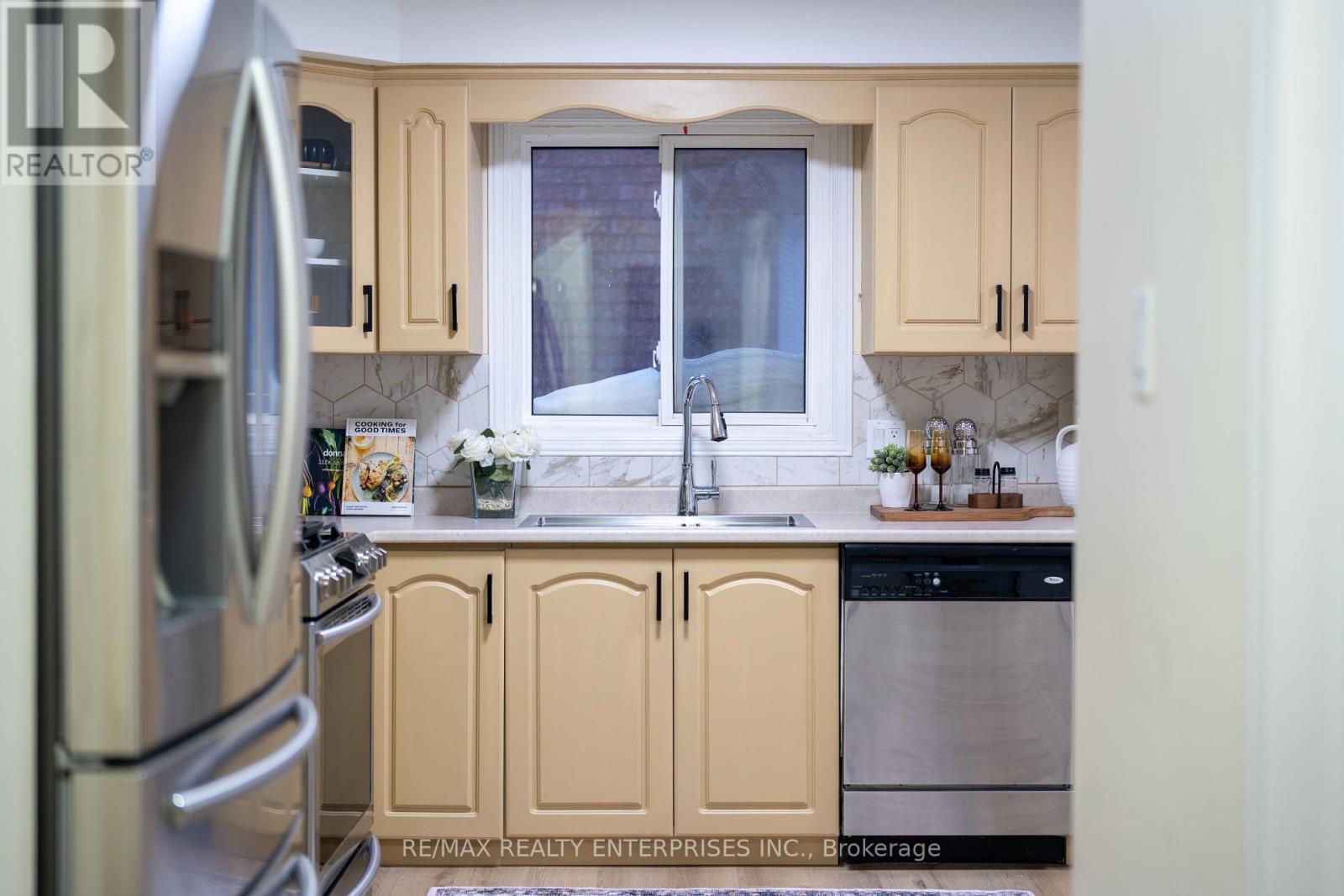25 Porteous Circle, Brampton, ON - Indoor Photo Showing Kitchen