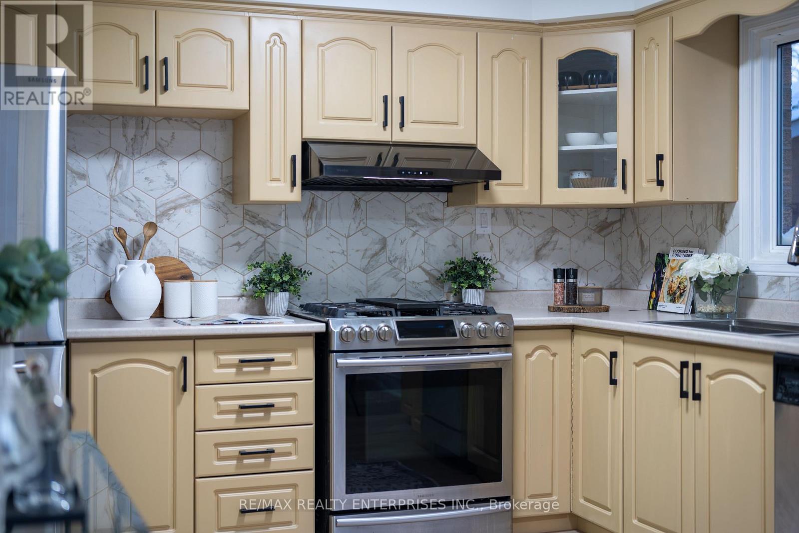 25 Porteous Circle, Brampton, ON - Indoor Photo Showing Kitchen
