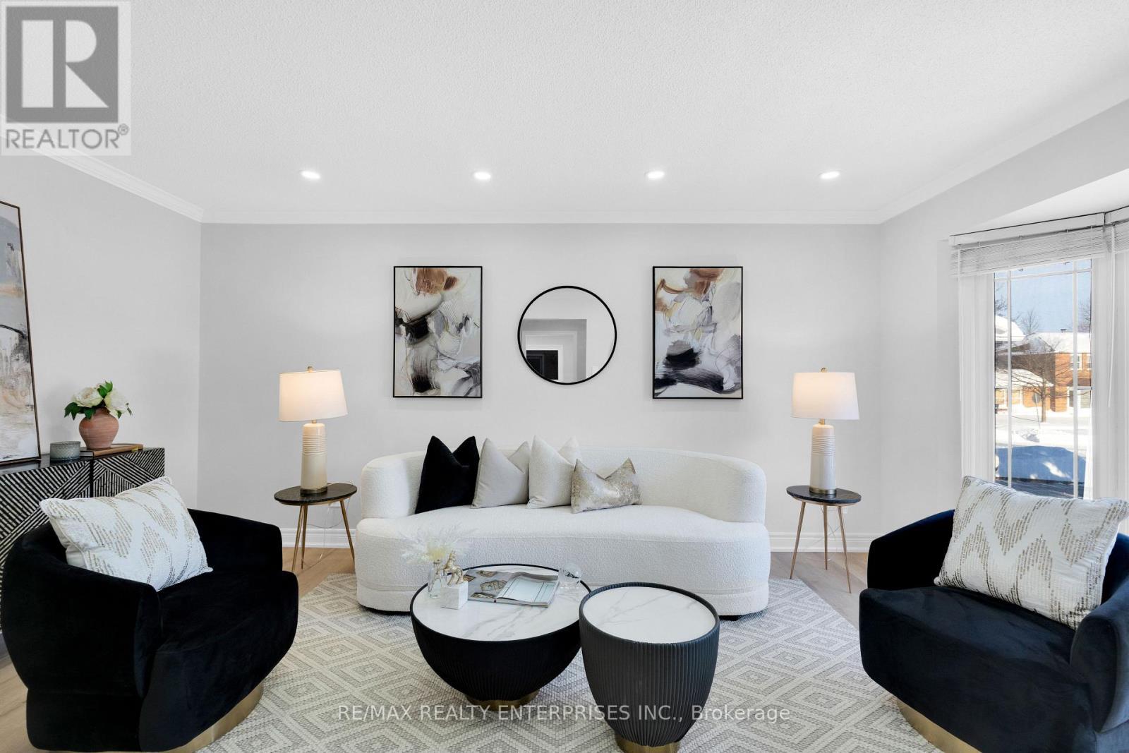 25 Porteous Circle, Brampton, ON - Indoor Photo Showing Living Room