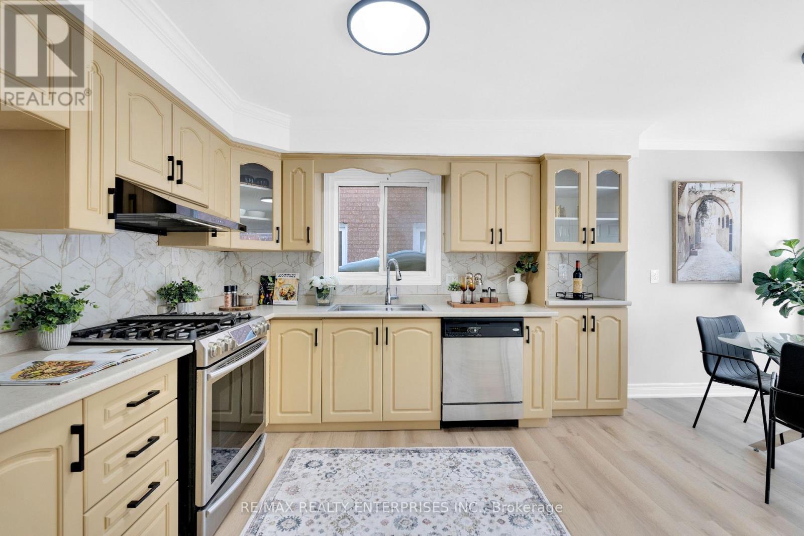 25 Porteous Circle, Brampton, ON - Indoor Photo Showing Kitchen With Double Sink With Upgraded Kitchen