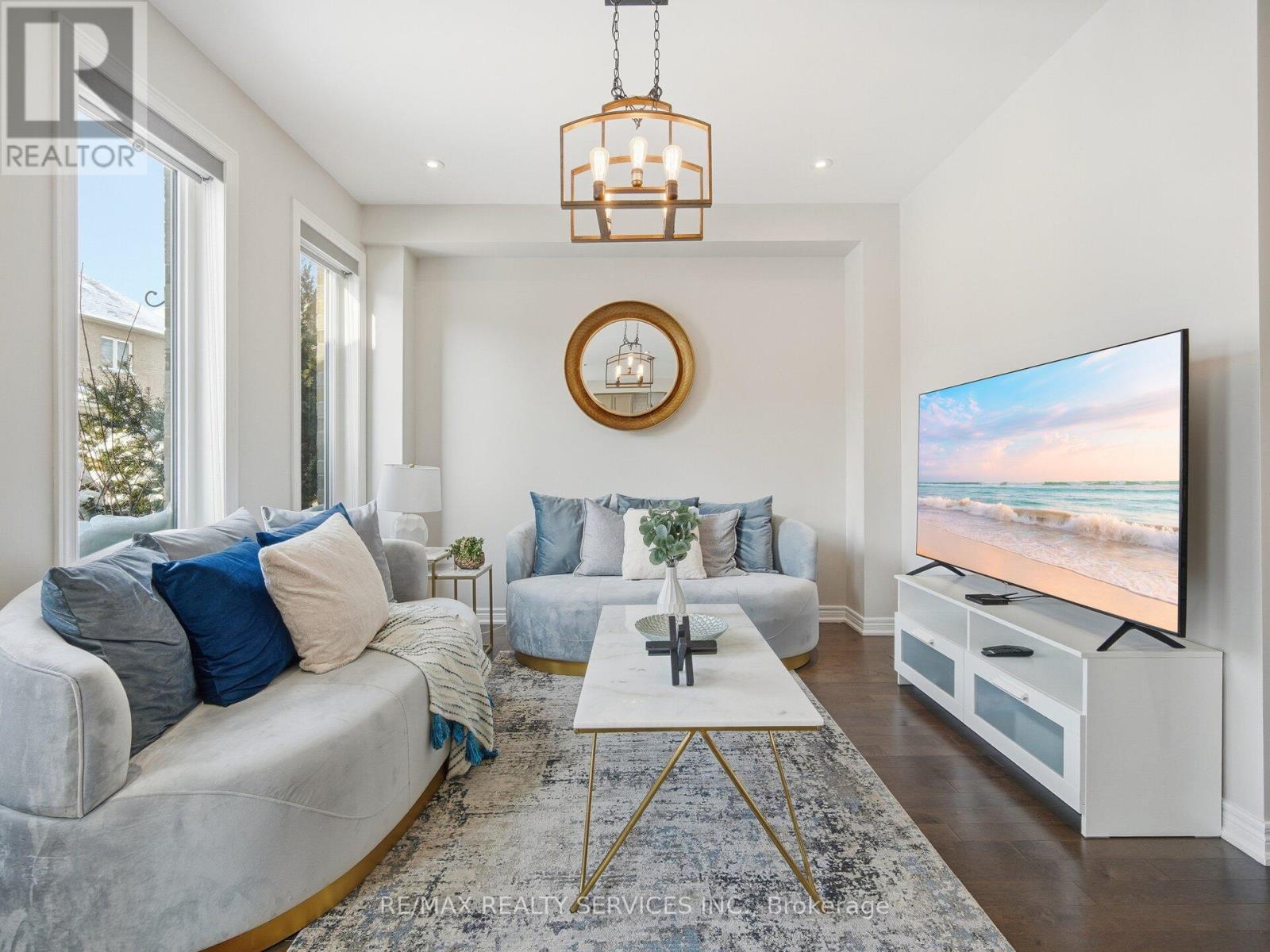 26 Yellow Sorrel Road, Brampton, ON - Indoor Photo Showing Living Room