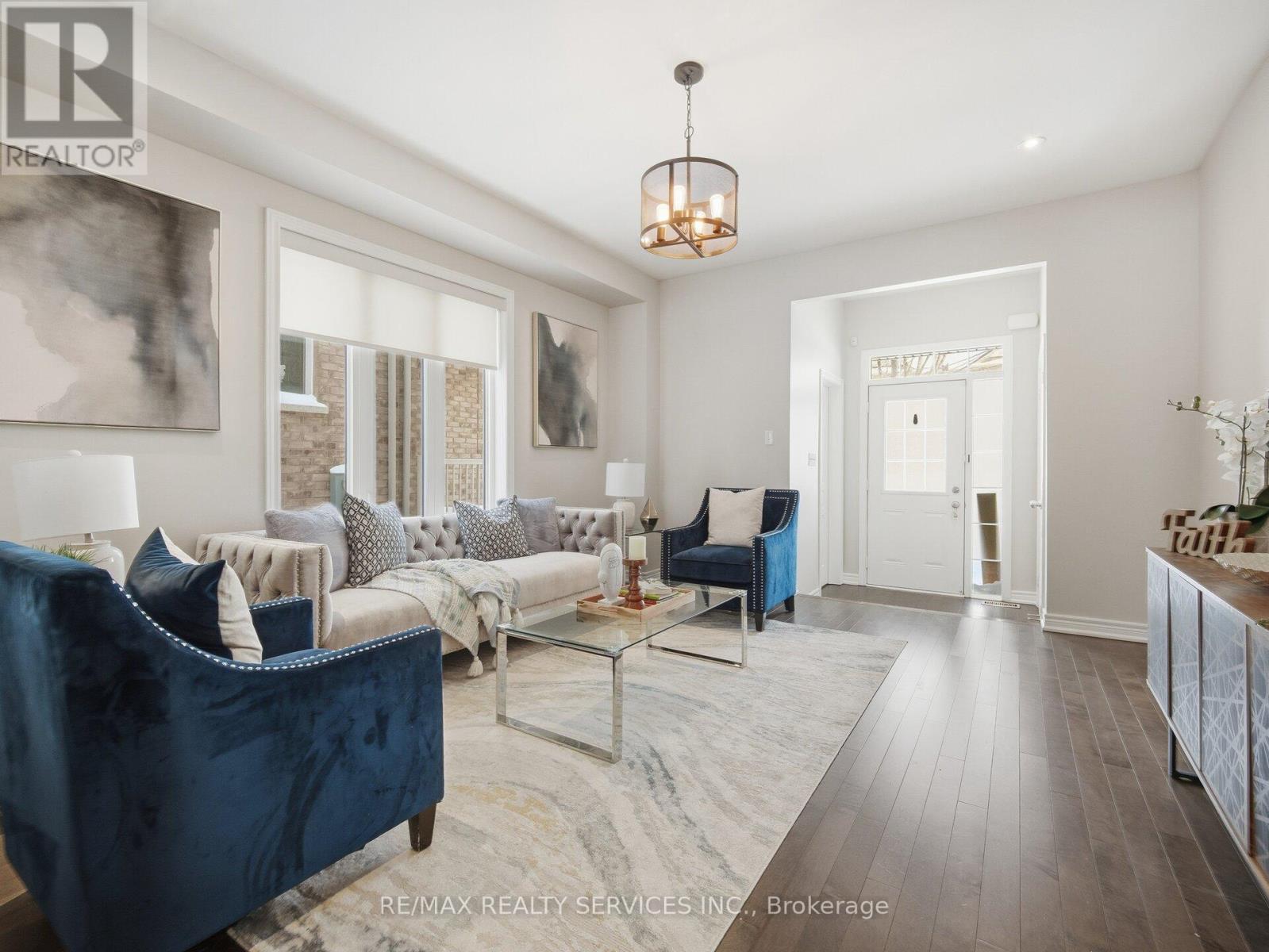 26 Yellow Sorrel Road, Brampton, ON - Indoor Photo Showing Living Room