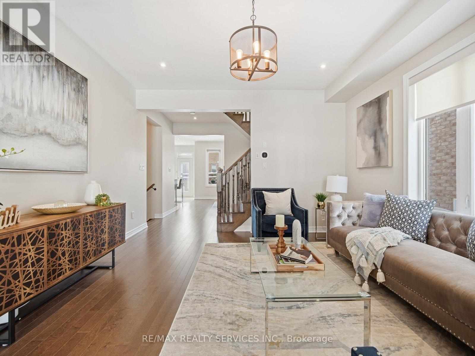 26 Yellow Sorrel Road, Brampton, ON - Indoor Photo Showing Living Room