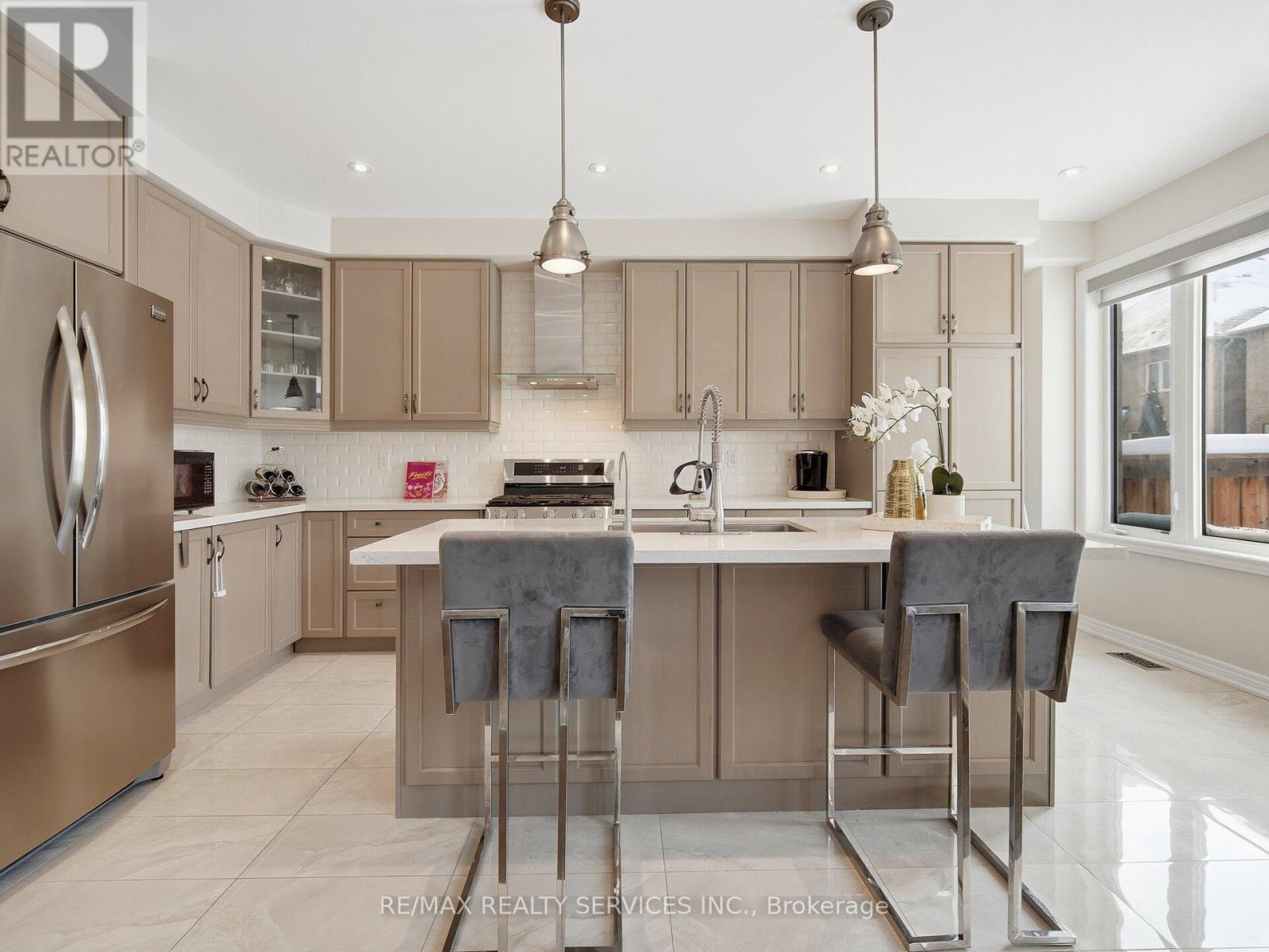 26 Yellow Sorrel Road, Brampton, ON - Indoor Photo Showing Kitchen With Upgraded Kitchen