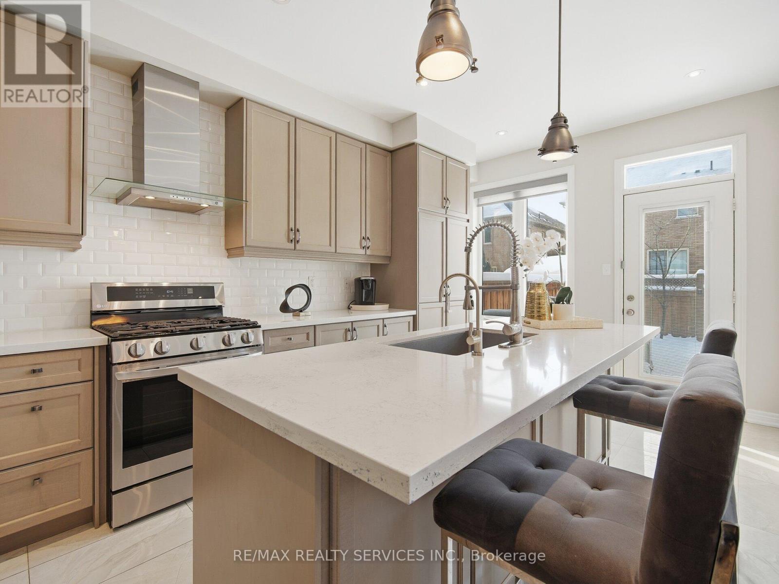 26 Yellow Sorrel Road, Brampton, ON - Indoor Photo Showing Kitchen With Upgraded Kitchen