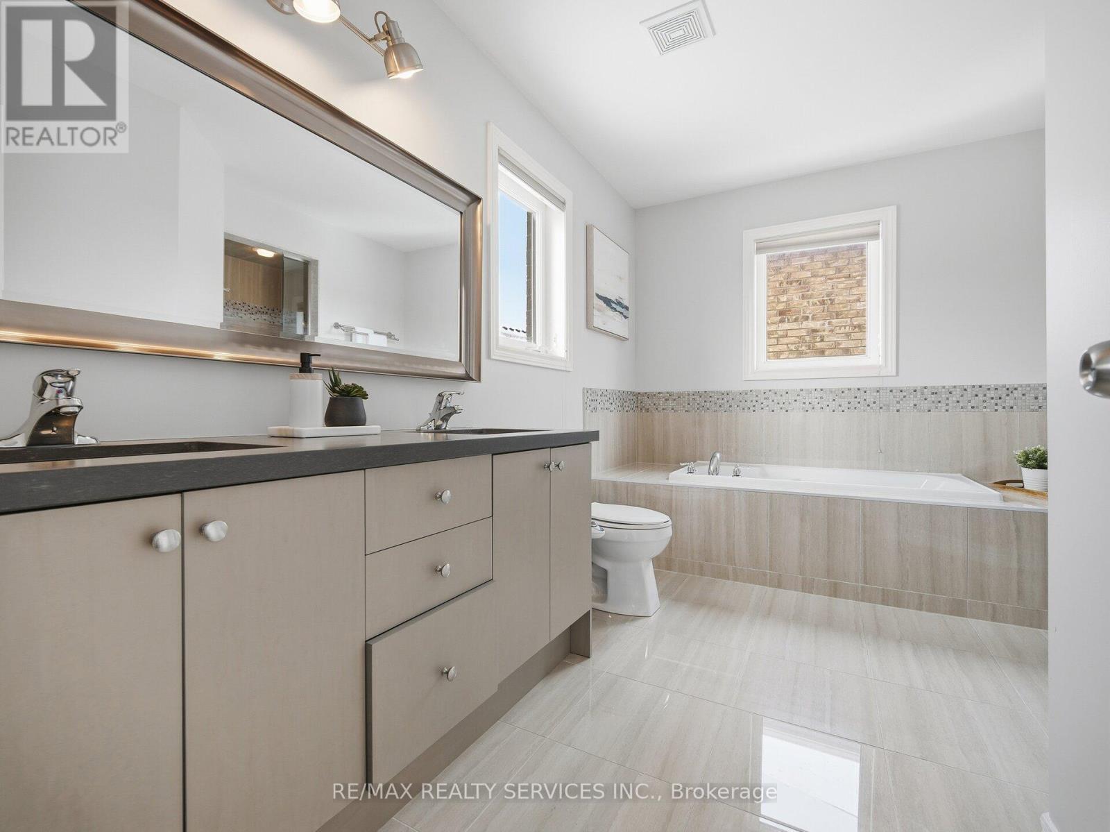 26 Yellow Sorrel Road, Brampton, ON - Indoor Photo Showing Bathroom